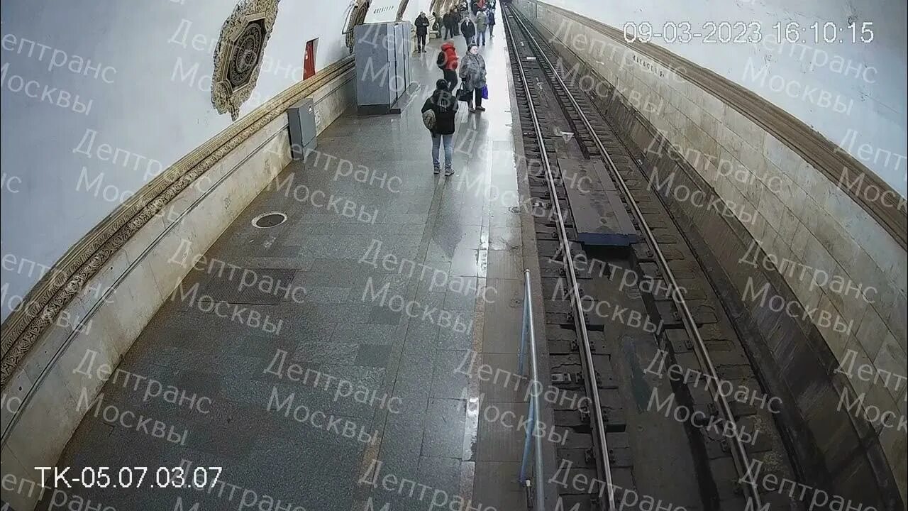 ЧП на станции метро Московская. Лоток между рельсами в метро. Станция метро.