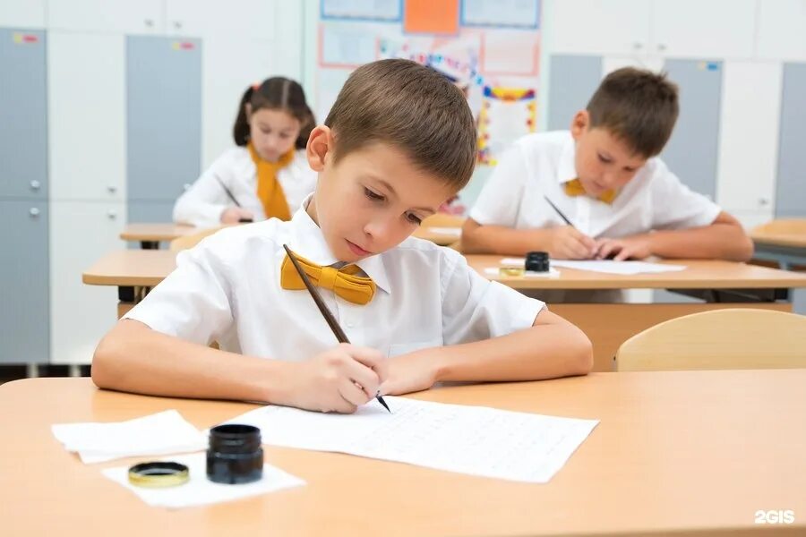 Счастливые дети в лагере. Дети в саду. Школа счастливое детство краснодар. Радостные дети в школе. Девочка с глобусом школа.