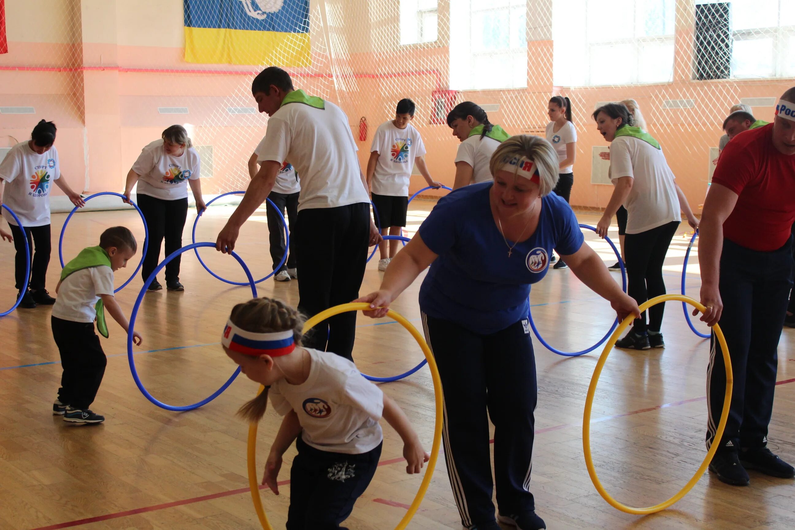 Спортивные праздники мам. Веселые старты мама папа я спортивная семья. Соревнования мама папа я спортивная семья. Эстафеты мама папа я спортивная семья. Конкурсы для спортивного праздника папа мама я спортивная семья.