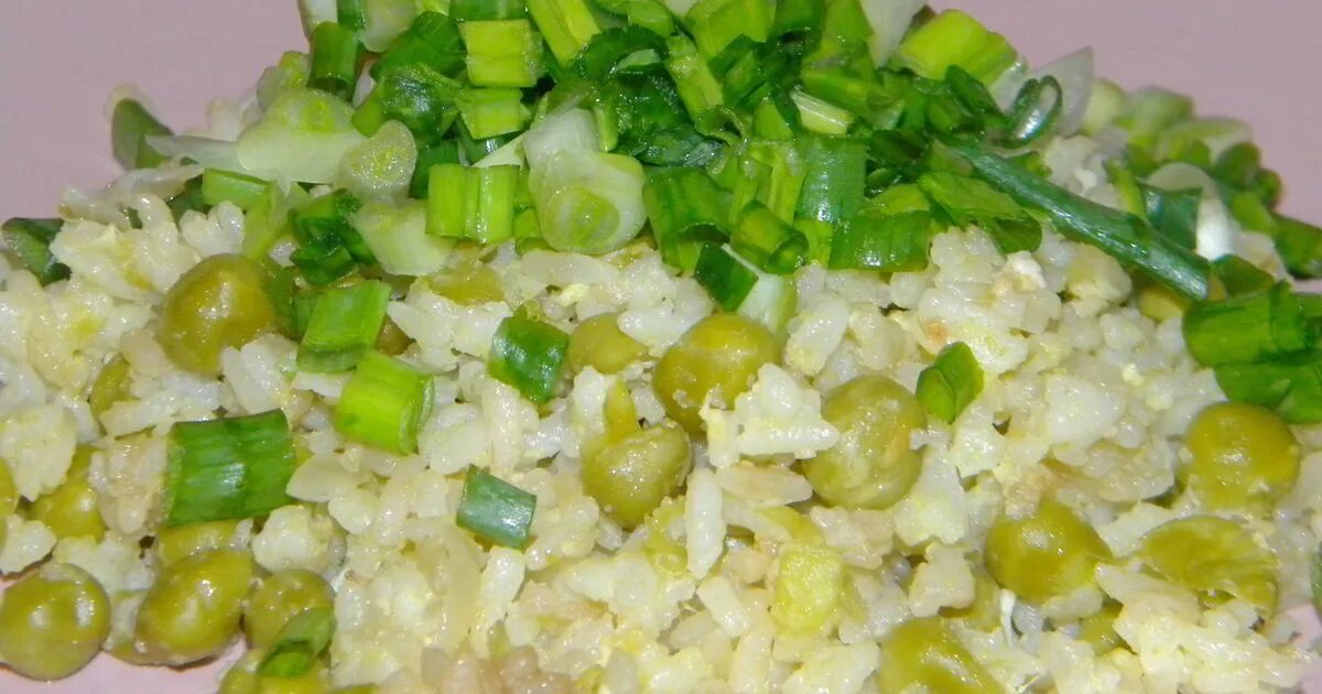 Рис с яйцом и соевым. Салат с горошком и яйцом. зеленый горошек гарнир. рис с горошком. рис с курицей и горошком.