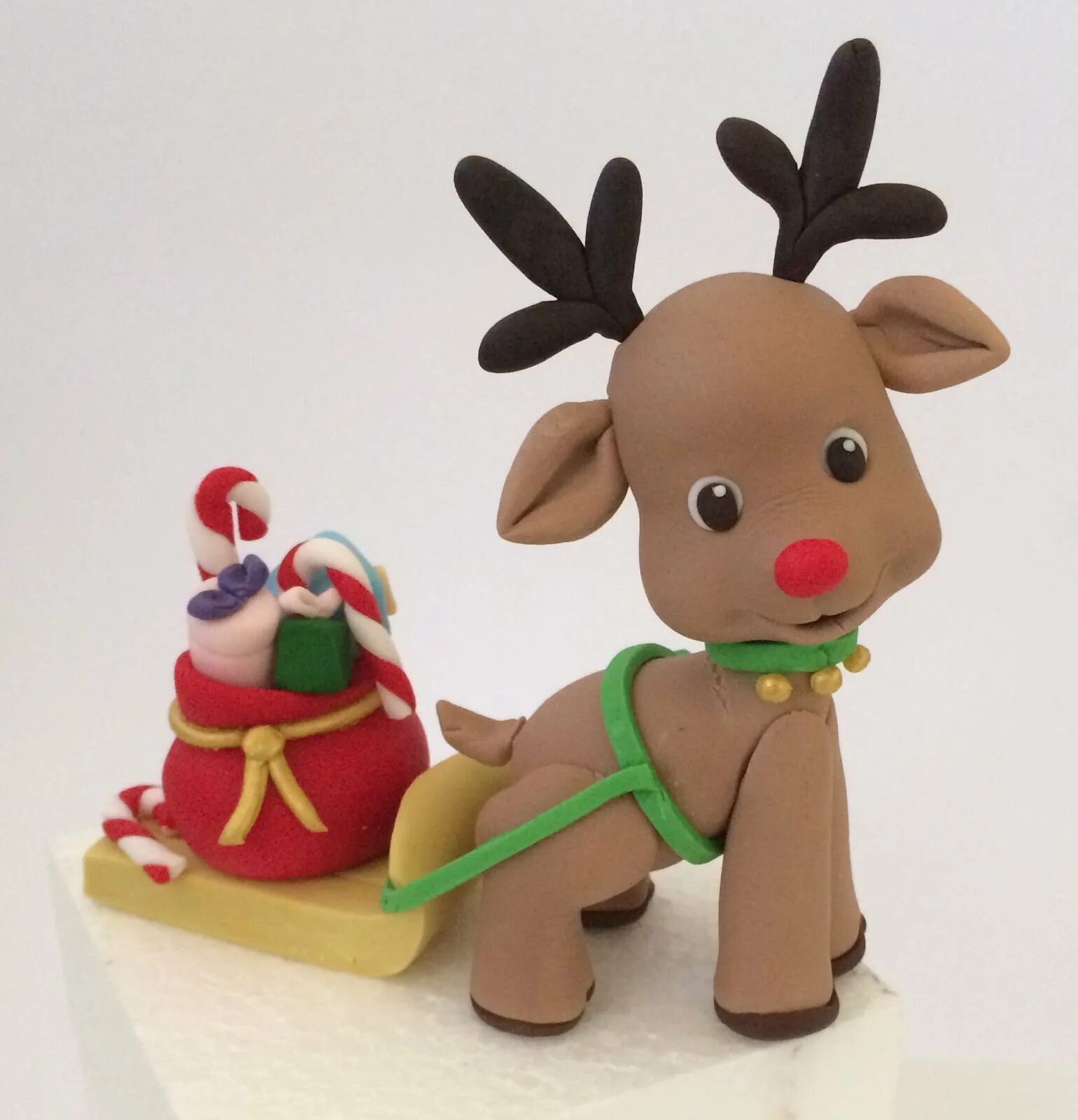 Новогодний олень из пластилина. Елка из пластилина. Дед морозик из пластилина. Новогодняя подделка тз пластелина. Елочка из пластилина для детей.