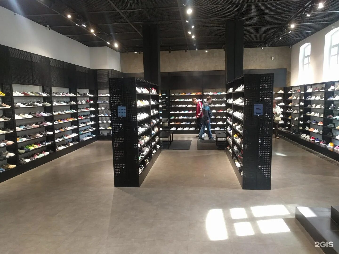 Miu miu магазины. Zelvis саратов сервис. Магазин молодежный работает. Магазин молодежный работает. Проспект молодежный 35.