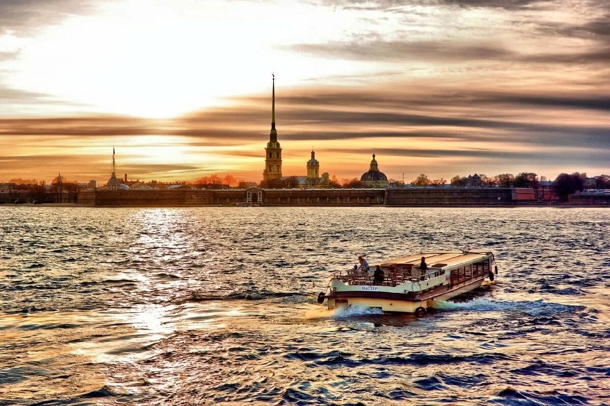 Прогулка по неве и каналам санкт петербурга. Петропавловская крепость вид с невы. речные прогулки по неве в санкт-петербурге. петропавловская крепость на реке нева. санкт-петербург река нева теплоходы.