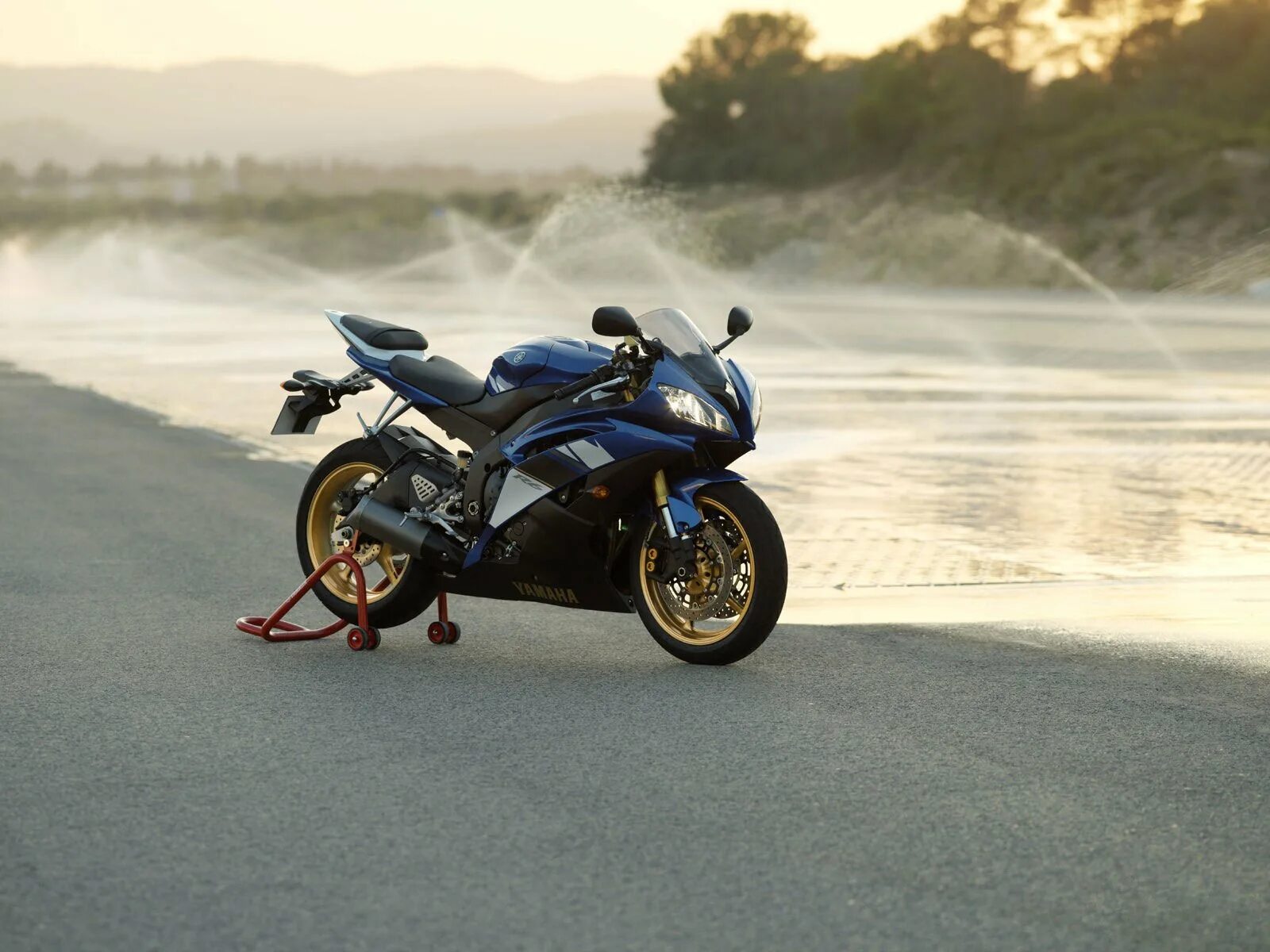 Колесо на дороге. Мотоцикл сток. Ktm 990 supermoto t. Мотоциклы сток. Тур эндуро харлей дэвидсон.