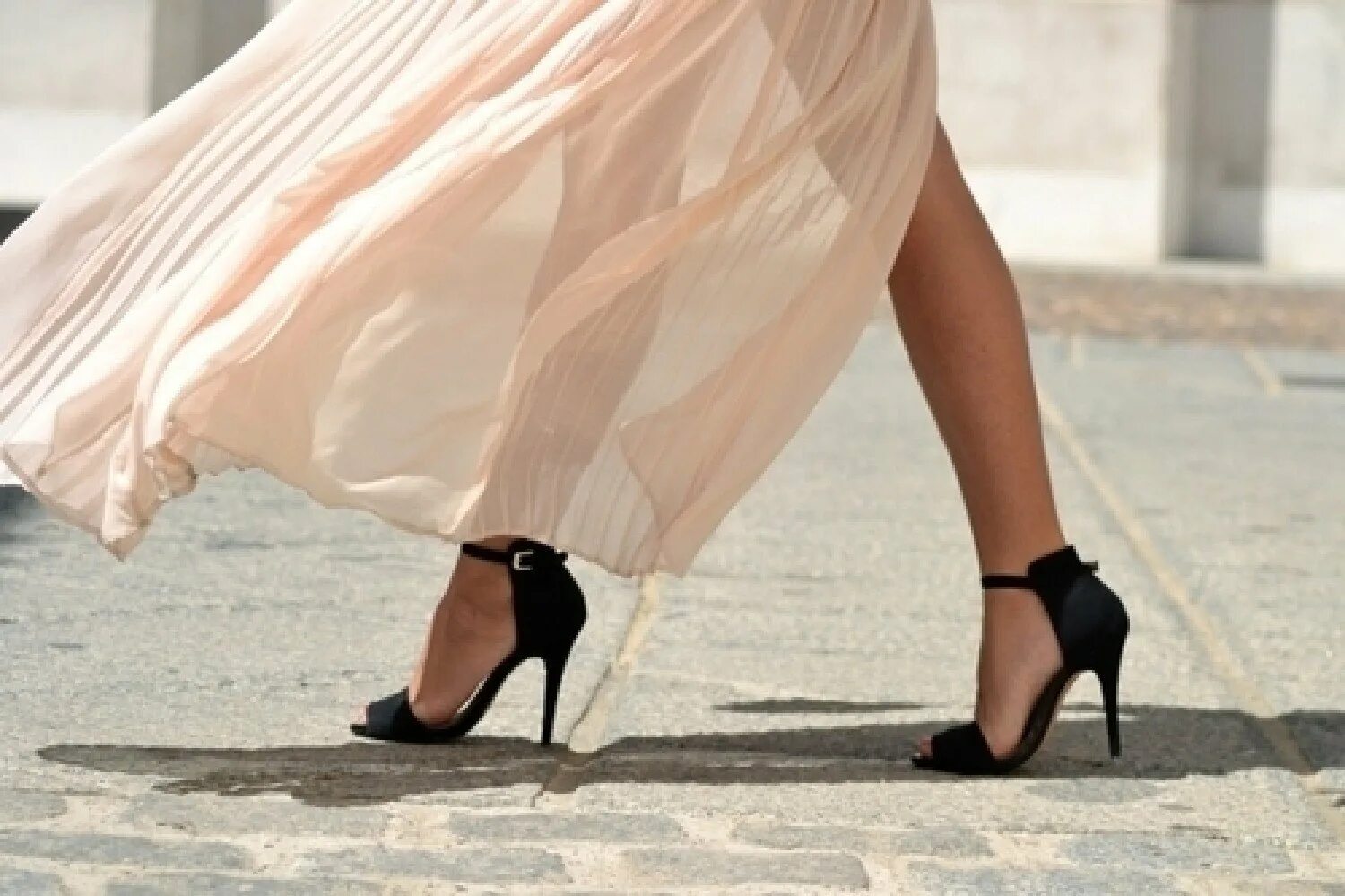 Красивые ноги. Женщины в сапогах на улице. Красивые женские ноги. Девушки на каблуках на лестнице. Фотосессия на улицах города.