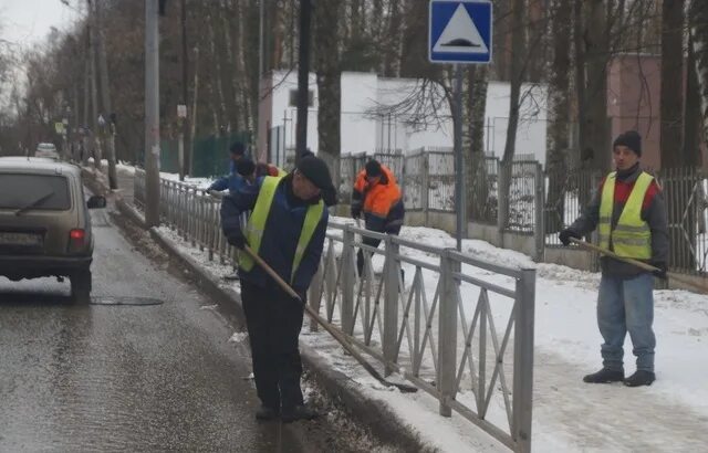 Работа в твери вакансии. Авито тверь дворник. Авито тверь дворник. Дворник. Трапеция дворников иж ода 2126.