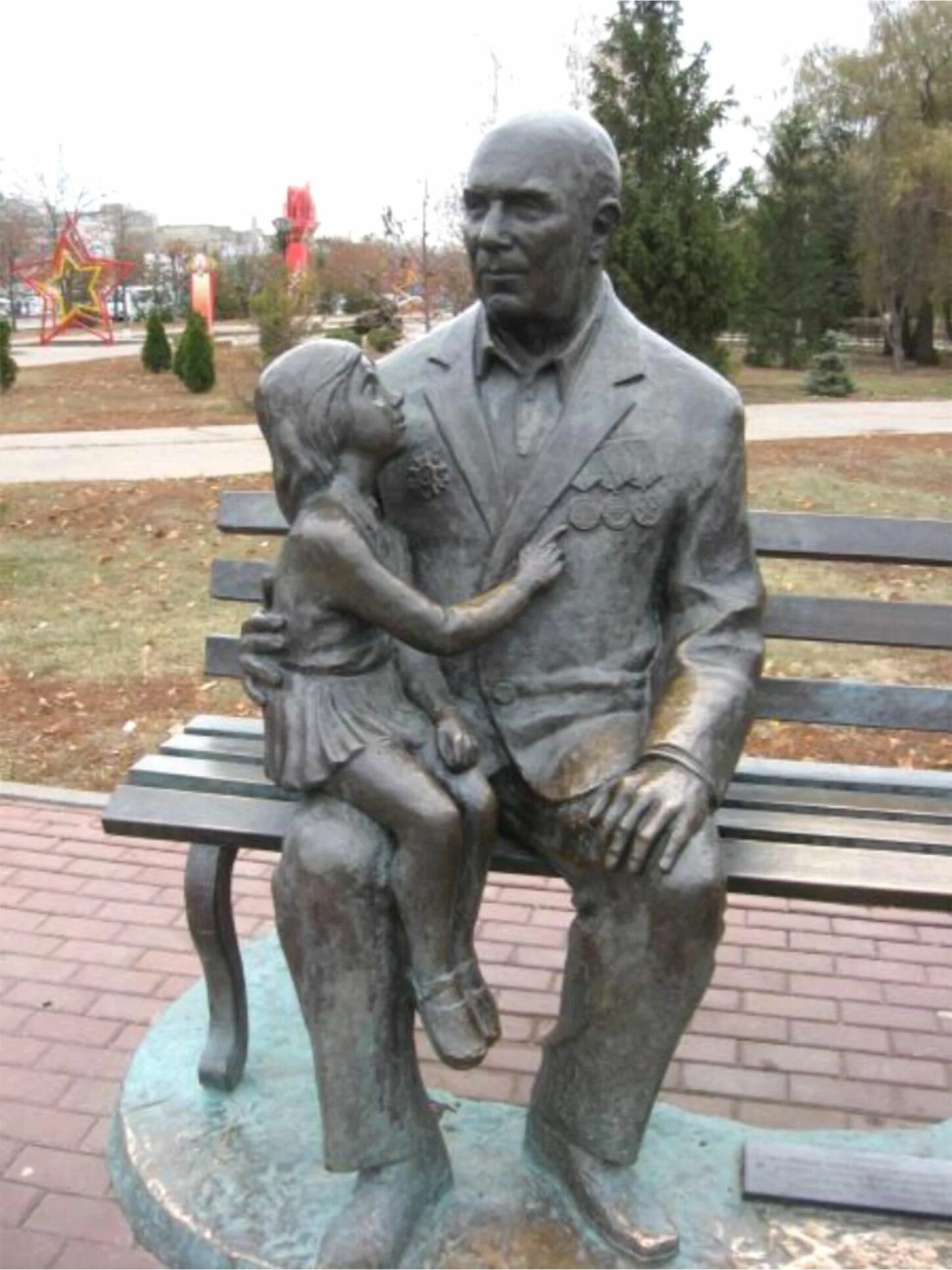 Памятник ветерану. Памятник ветерану калуга. Памятник в парке победы тамбов. Памятник старику на лавочке в иваново. Памятник ветерану вов в калуге.