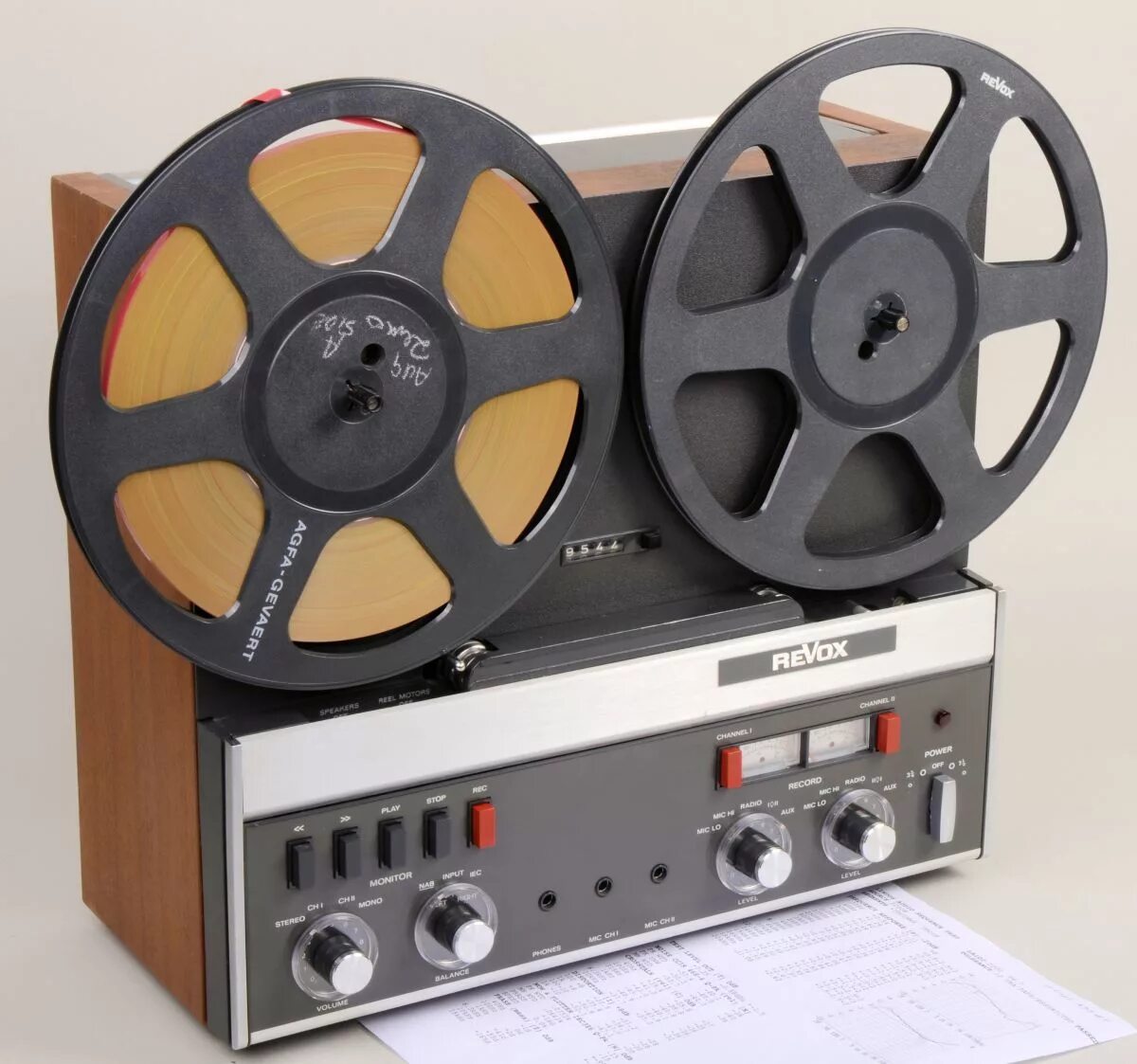 Revox a77 mk3. Катушечный магнитофон Ревокс. Revox бобина + кассета. Катушка магнитофонная бобина. Золотой магнитофон