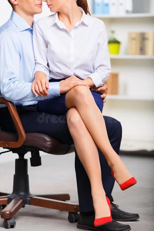 Сидит на коленях. Женщины в офисе на коленях. Женщина сидит на мущине. Женщинасилит на коленях.