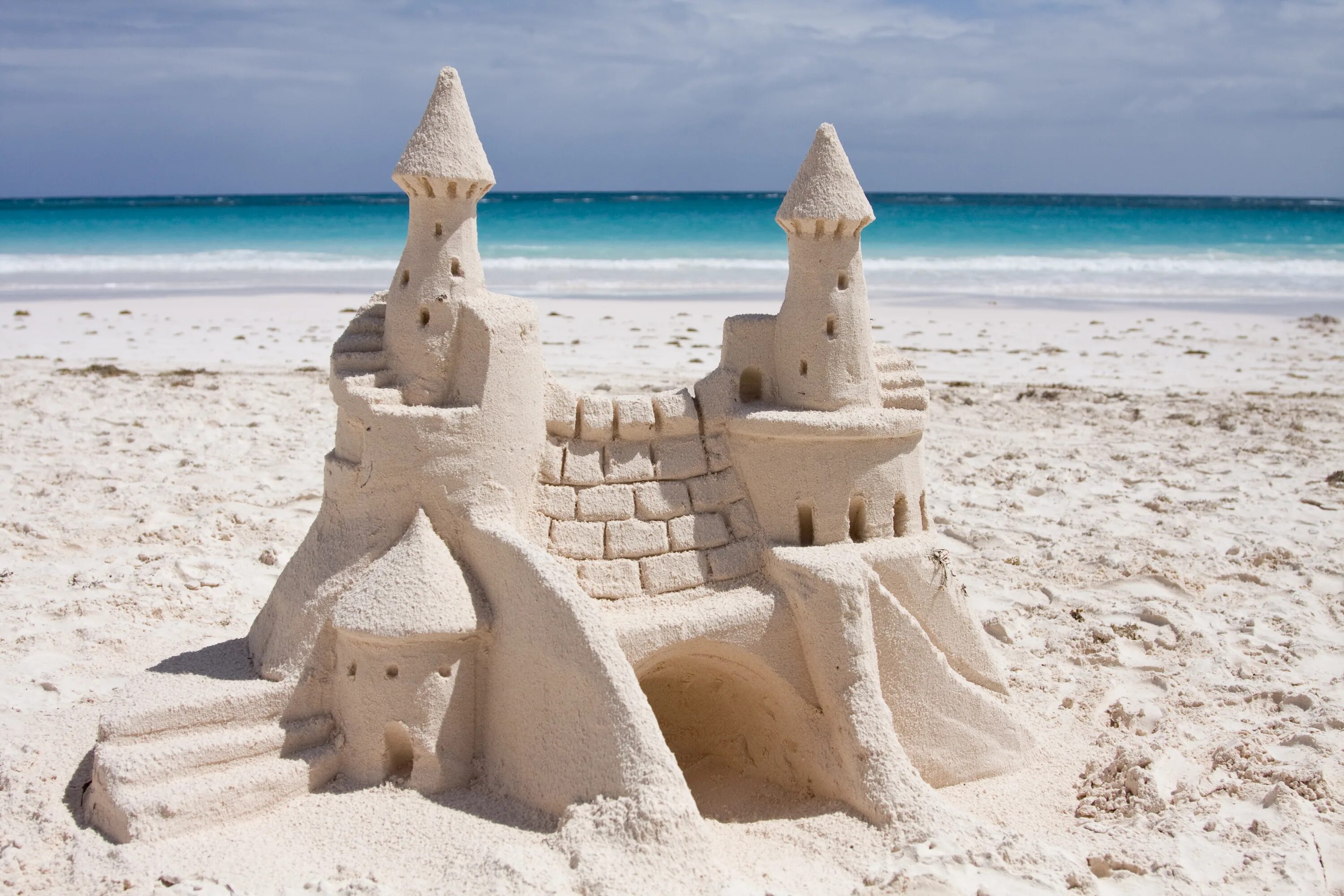 Sandcastle picture. Песчаный замок. Песочный замок. Домик из песка. Замок из песка на пляже.