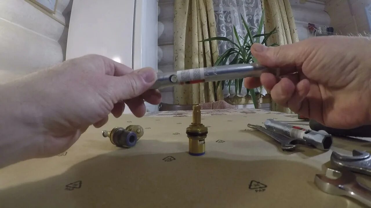 Как выкрутить прикипевшую кран буксу. Прикипел шуруп в кранбуксе. выкрутить кран буксу 180 градусов. ключ чтобы открутить кран буксу. не могу выкрутить кран буксу из смесителя.