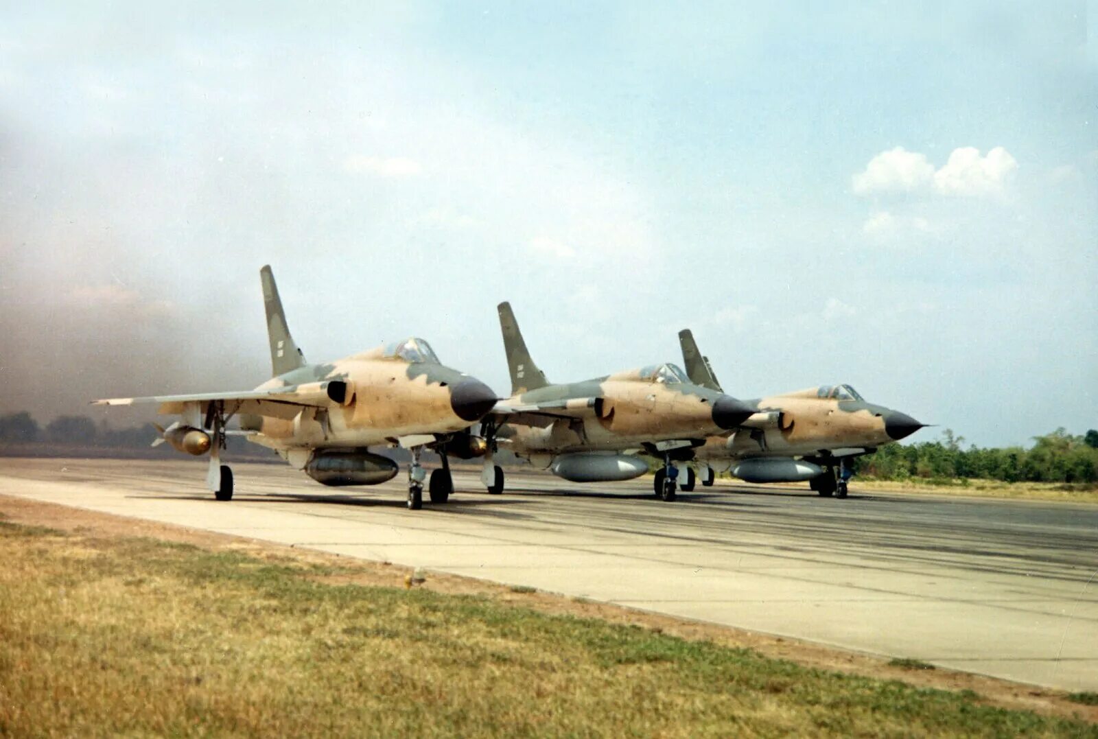Американские самолеты вьетнам. F-4 phantom во вьетнаме. Ф-105 тандерчиф во вьетнаме. Американский самолет фантом вьетнам. Самолёт f-105 «тандерчиф».