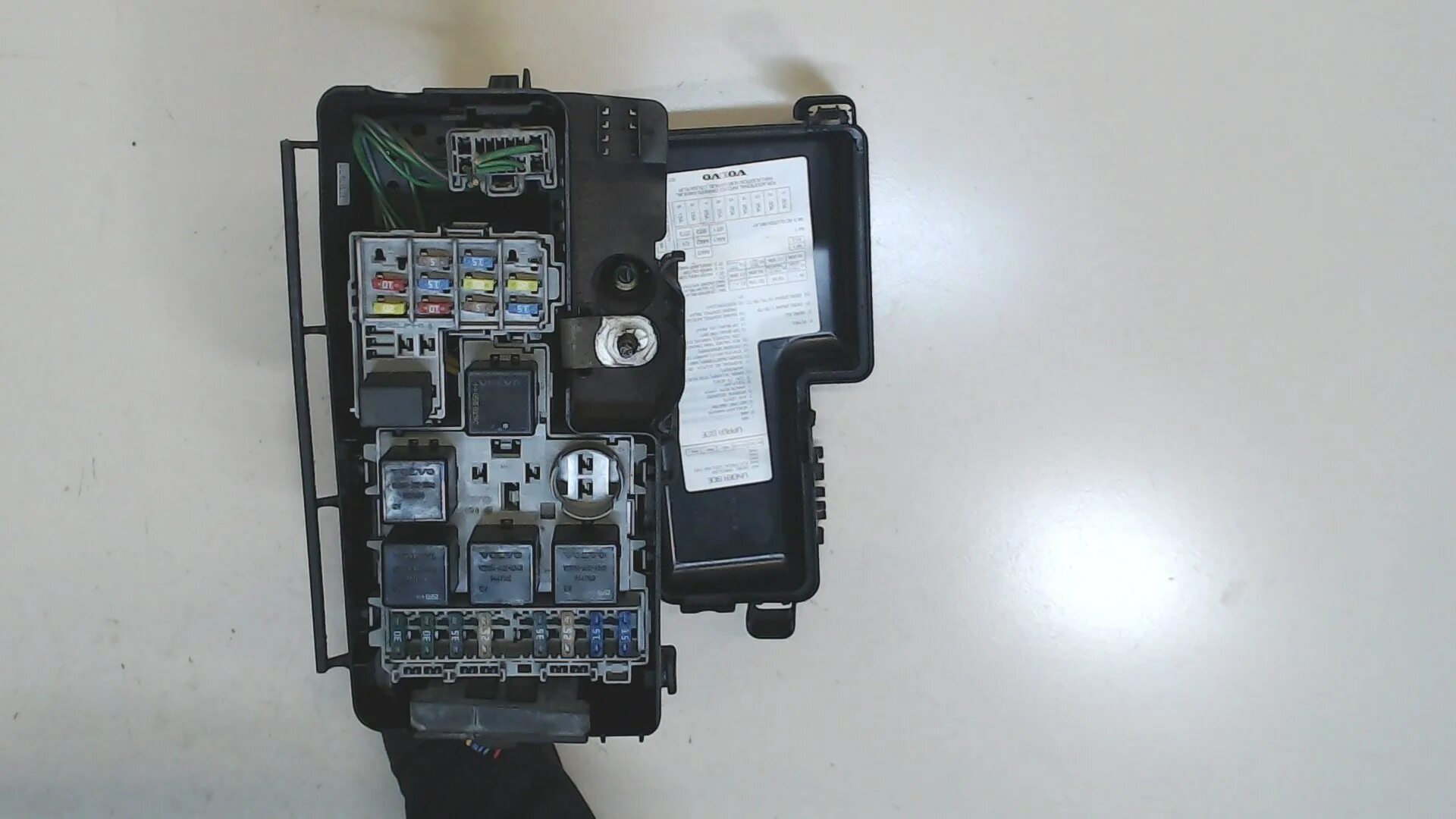 Xc90 volvo предохранительный блок. Блок предохранителей на хс90. Volvo xc90 2004 блок реле. Блоки предохранителей хс90. Предохранители volvo xc90.