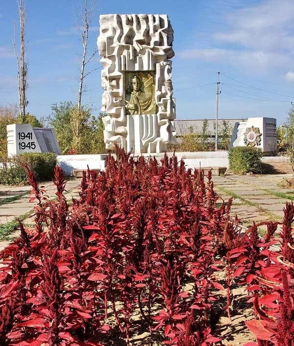 Поселок светлый яр волгоградская область. Достопримечательности светлого Яра Волгоградской области. Поселок светлый Яр. Светлый Яр Волгоградская область парк.