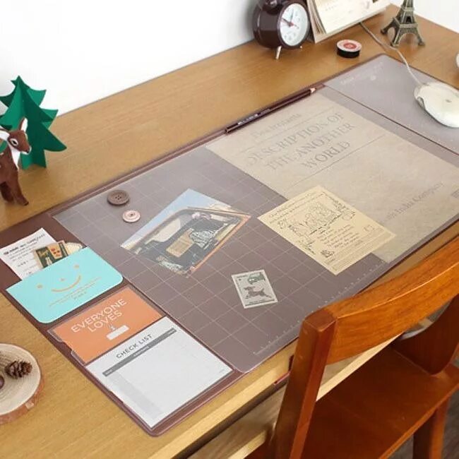 Столик. Накладка на письменный стол прозрачная. Класть на стол. Подложка на письменный стол. Порядок на столе.