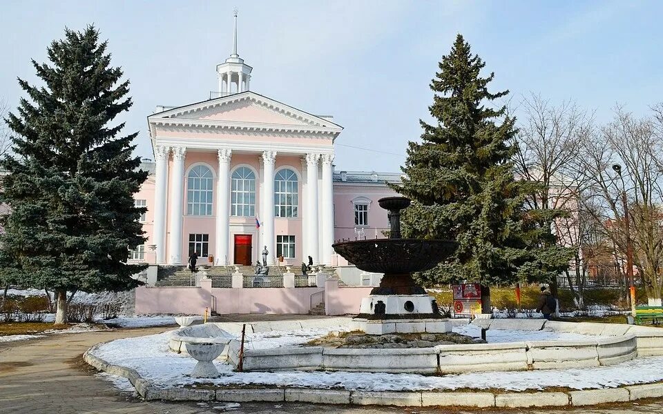 Фото дворца пионеров. Рязанский дворец пионеров. Парк дворец пионеров Рязань. Фонтаны у дворца детского творчества Рязань. Дворец пионеров Рязань Меликов.