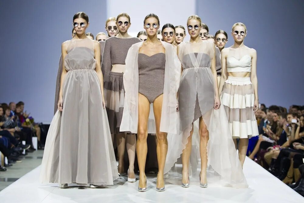 Коллекция моделей одежды. Коллекция одежды. Современное направление моды. Мода современности. Джанни версаче коллекция 2018.