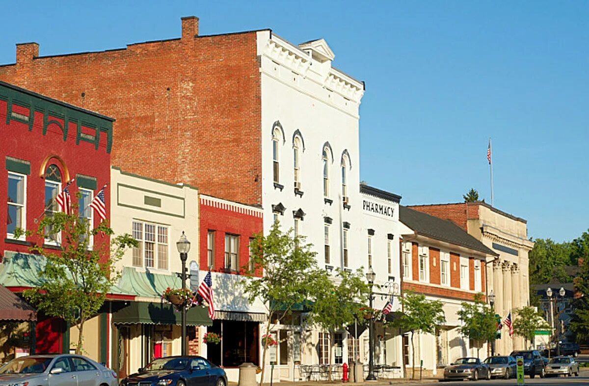 This town small. Хадсон США. Маленький городок в Огайо. Мейн стрит фото. American small Town Downtown.