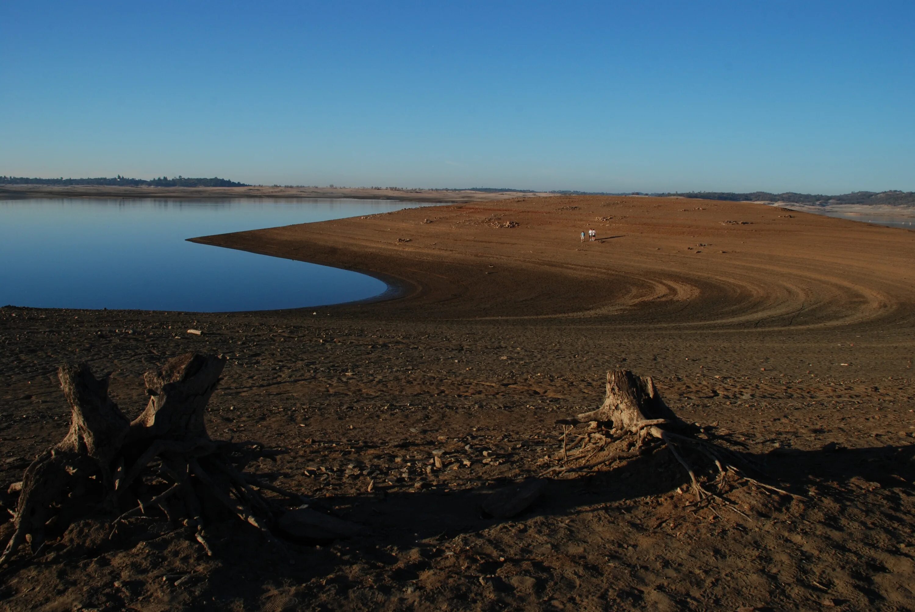 Озеро засуха. Река Хадын Тыва. Пустынный берег озера. Озеро Хадын. Засуха Аральского.