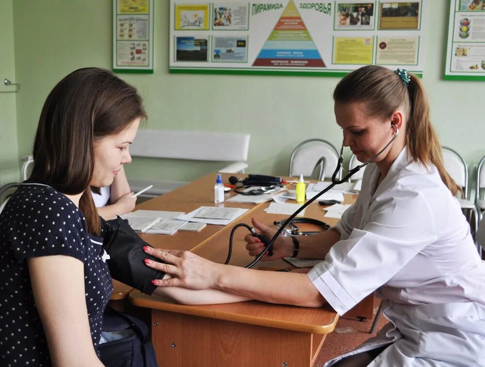 Врач за работой. Вакансии врача терапевта на профосмотры в москве. Прием терапевта. Профосмотры реклама. Вакансия врача.