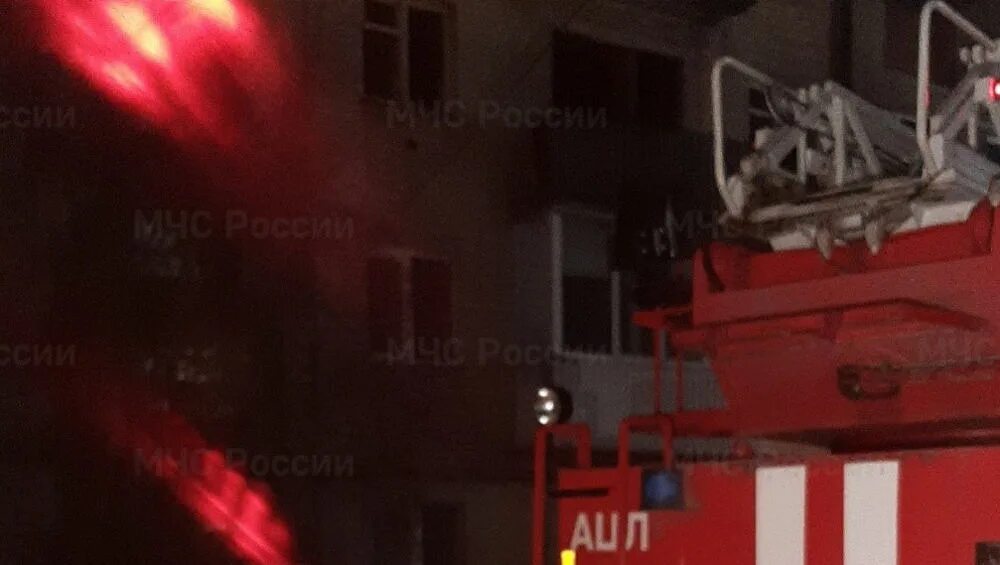 Что произошло ночью в карачеве. Пожар в карачеве. пожар в брянске. эвакуация людей. пожарные.