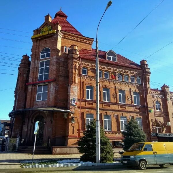 Майкоп вики. Здание пивзавода Майкопа. Столица Адыгеи Майкоп. Майкоп исторический центр. Пивоваренный завод Майкопский Майкоп.