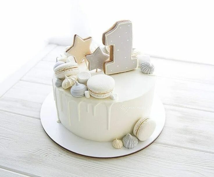Белый торт на годик. Торт бело голубой для мальчика. Торт с короной и цветочками. Торт бело голубой детский. Торт на годик мальчику минимализм.