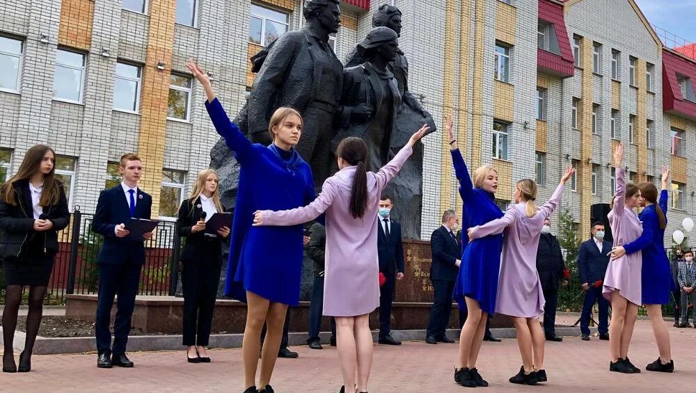 Фокинский ровд брянск. Памятник лицей 27 брянск. памятники в фокинском районе брянска. брянск фокинский район брянск 2. памятник возле 27 лицея в брянске.