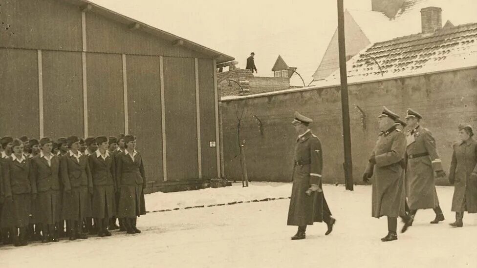 Лагерь сс. Равенсбрюк концентрационный лагерь. Немецкий лагерь Равенсбрюк. Лагерь для военнопленных женщин Равенсбрюк. Освобождение лагеря Равенсбрюк.