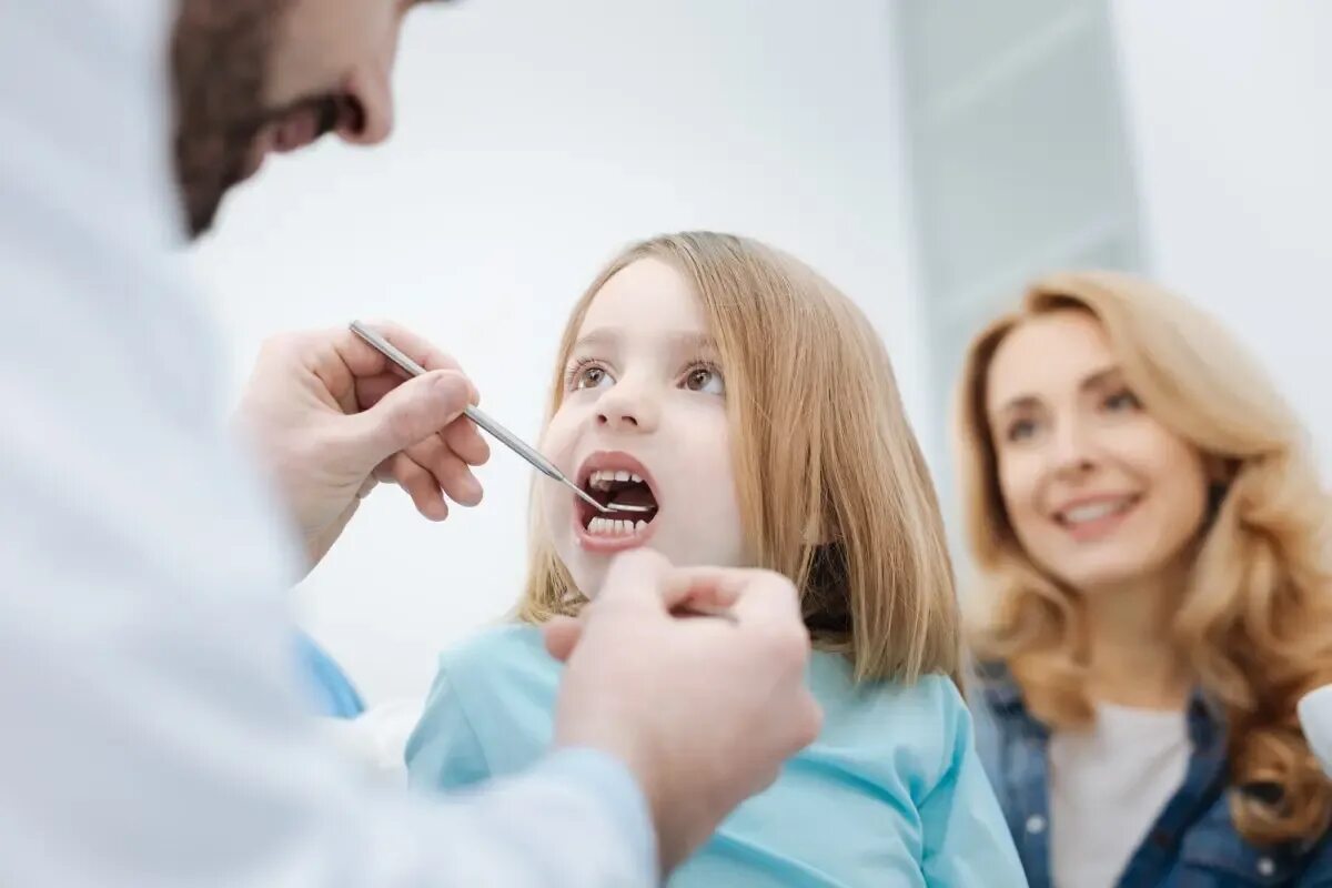 Ребенок у стоматолога. Дети боятся врачей. Врач напугать ребенка