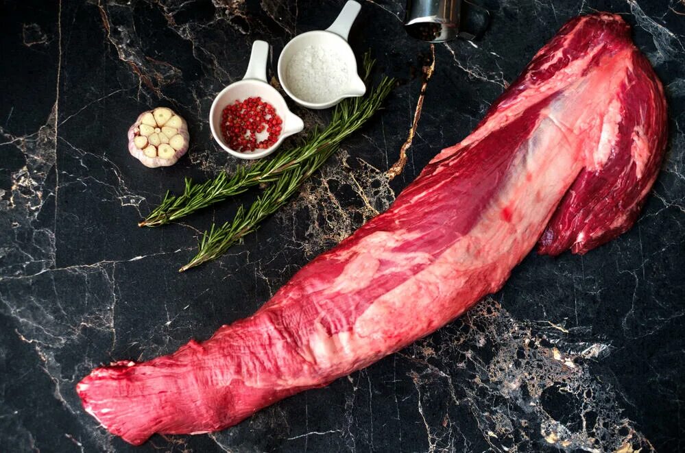 Вырезка говяжья мираторг. Beef tenderloin. Говядина вырезка мираторг. Ростбиф мраморная говядина. Ростбиф из говядины.