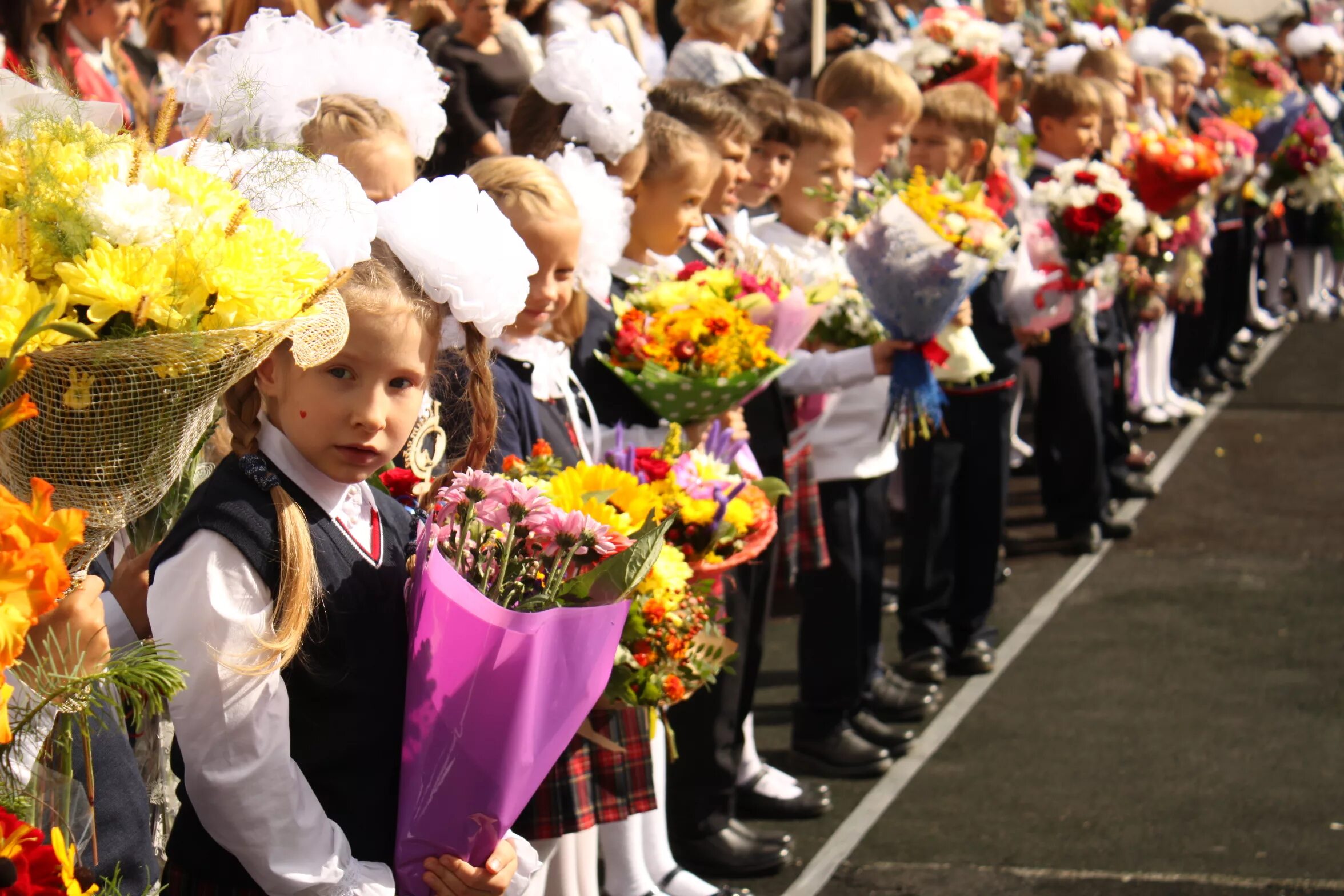 Первые дни в первом классе. Первое сентября. Линейка 1 сентября. Линейка в школе. Линейка первого сентября.