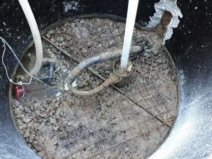 Погружной насос зимой в колодце