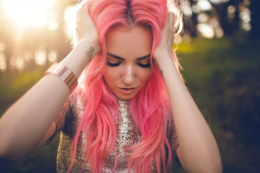 Девушка с яркими волосами. Разноцветные волосы. Розовые волосы. Яркие розовые волосы. Бесплатные розовые волосы