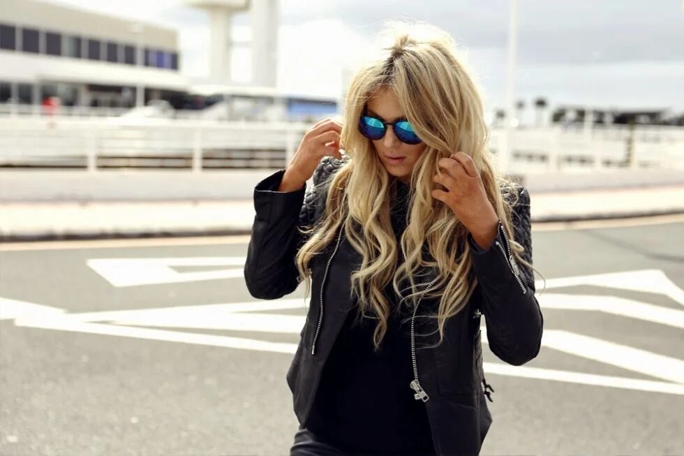 Светлые волосы темная одежда. Вероника соболева. Девушка с белыми волосами без лица. Девушки блондинки с длинными волосами в очках. Образ блондинки.