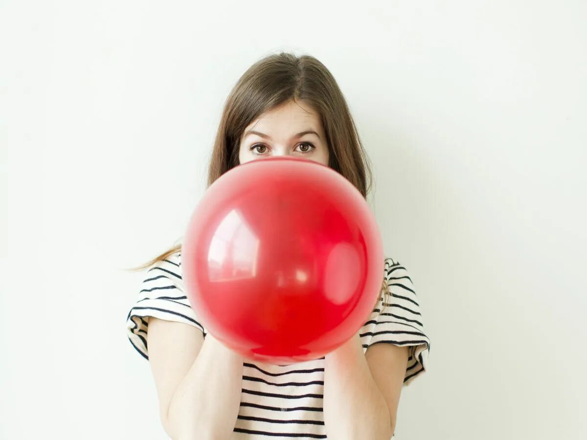 Balloon blow to pop видеозаписи. Фетиш с надувными шарами. Blow a balloon. Девушка надувает воздушный шарик. Blow balloon girl.