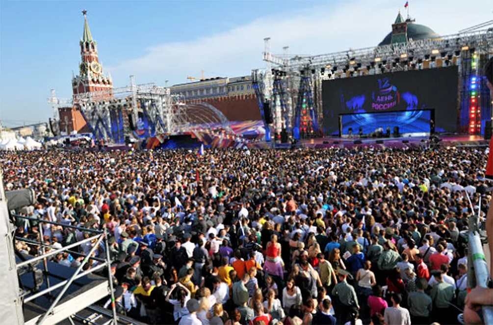 Сколько жителей в московском. Толпа на красной площади. Красная площадь много людей. Москва люди. Много людей на площади.