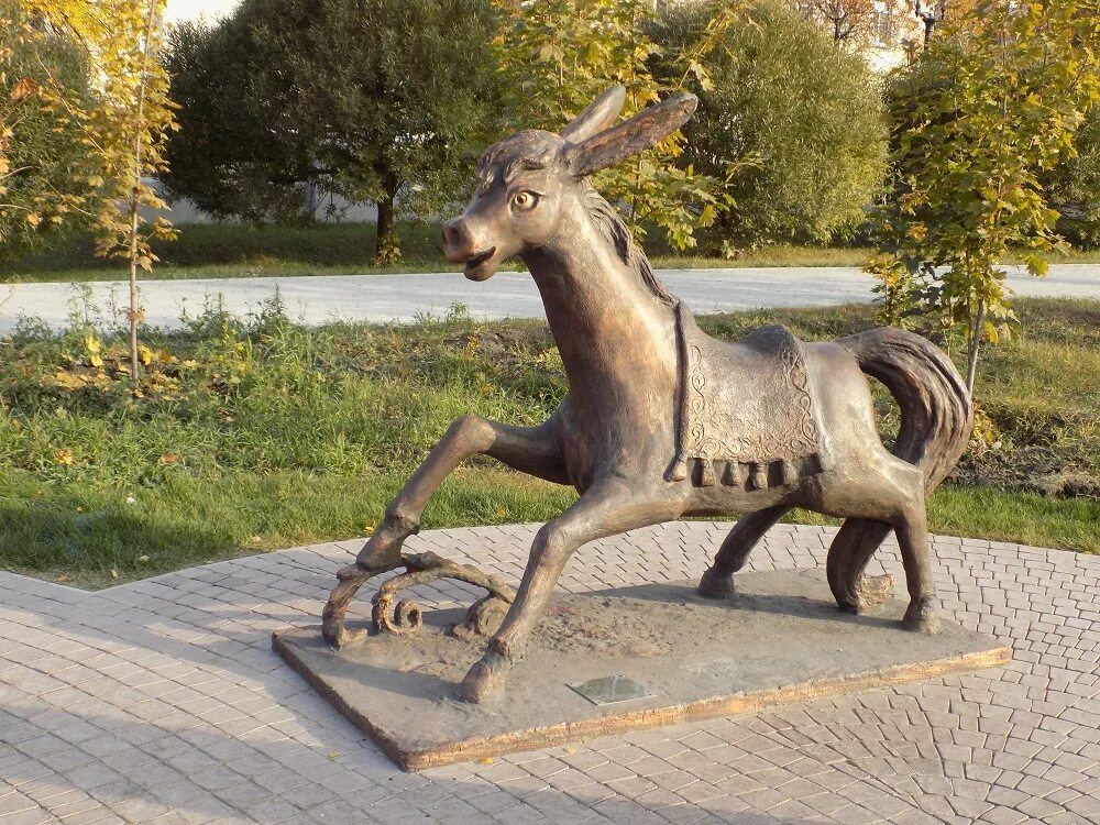 Скульптура конек горбунок. Скульптура конек горбунок Омск. Скульптура Парковая конек горбунок. Памятник горбунок Омск. Памятник коньку Горбунку.