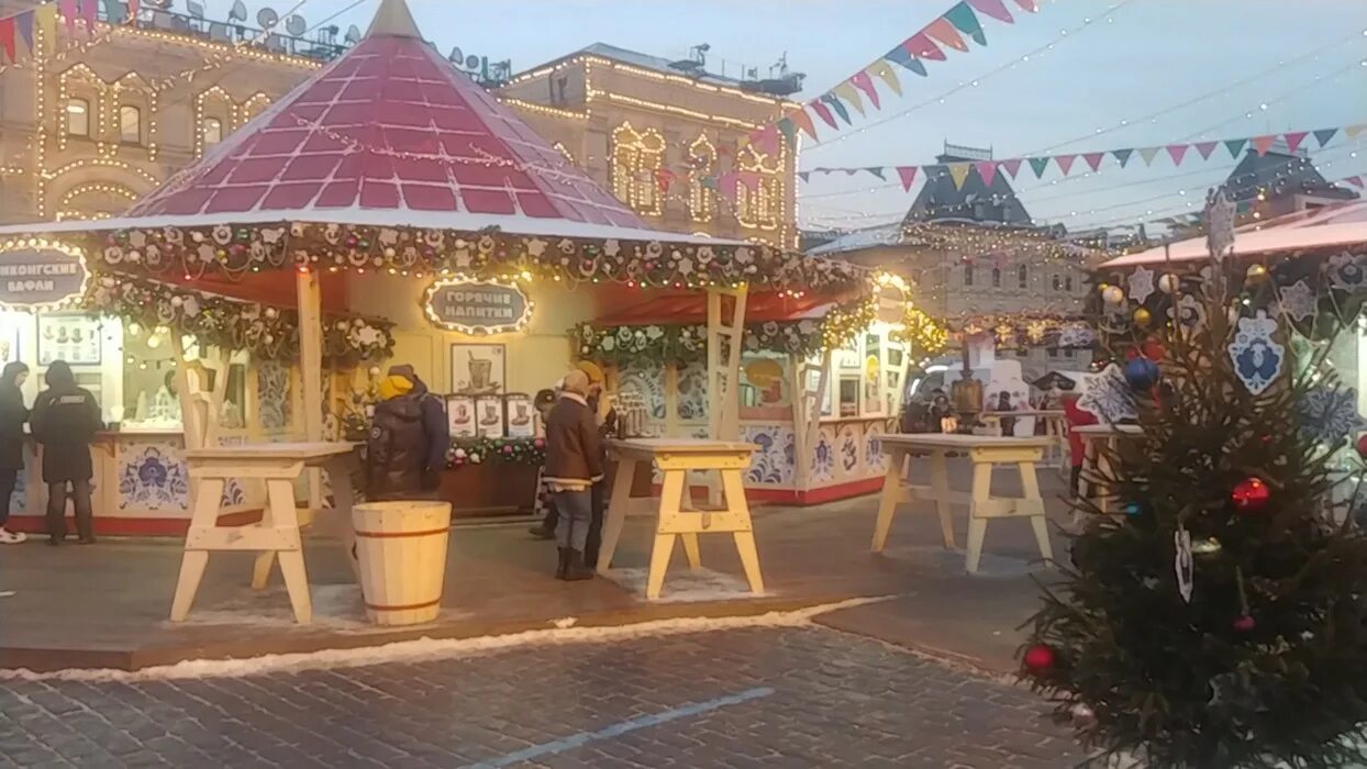 Гум-каток на красной площади 2020-2021. Каток красная площадь парке горького. Гум работа 2 января. Каток гум много человек. Открытие гума.