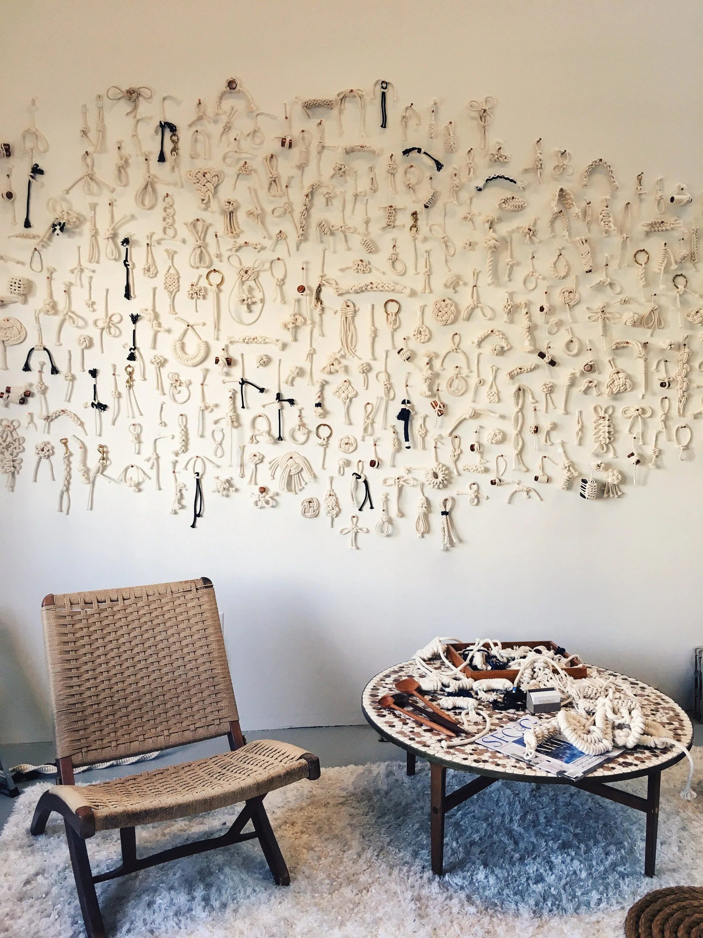 Необычный декор стен. Панно из спилов дерева на стену. Креативные идеи для стен. Креативная стена своими руками. Необычный декор стен.