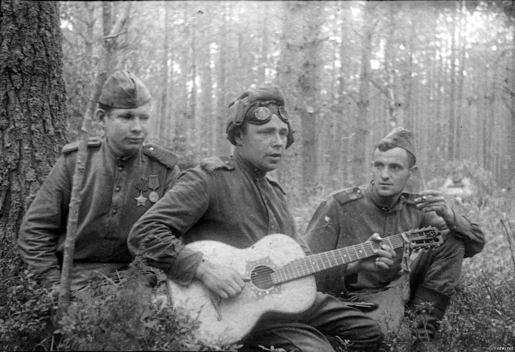 Песня другу военному. Советские солдаты на привале. Музыканты на войне. Солдат с гитарой. Советский солдат.