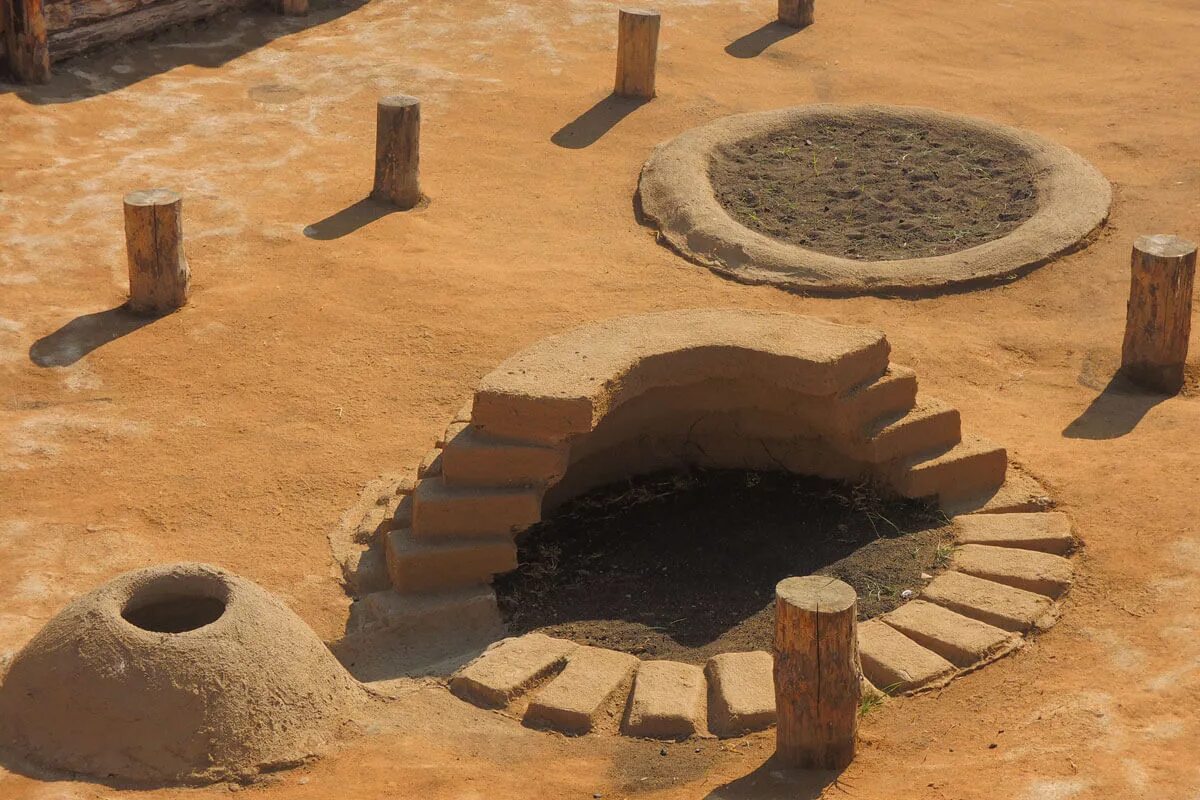 аркаим стоящий у солнца