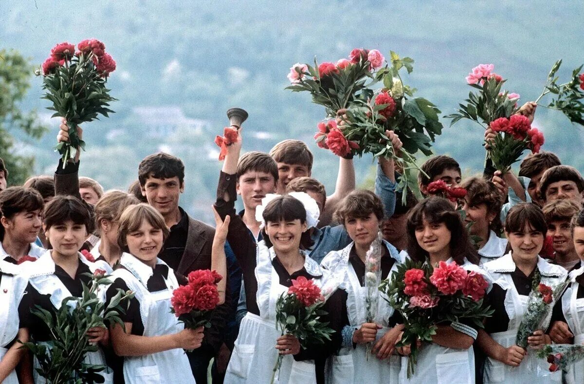 Советские школьники. Школа выпускной СССР. Выпускной в Советской школе.