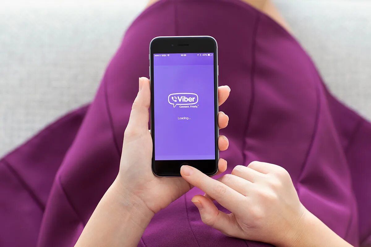 Viber 3. Вайбер. Фото на вайбер. Мессенджер вайбер. Телефон в руке.