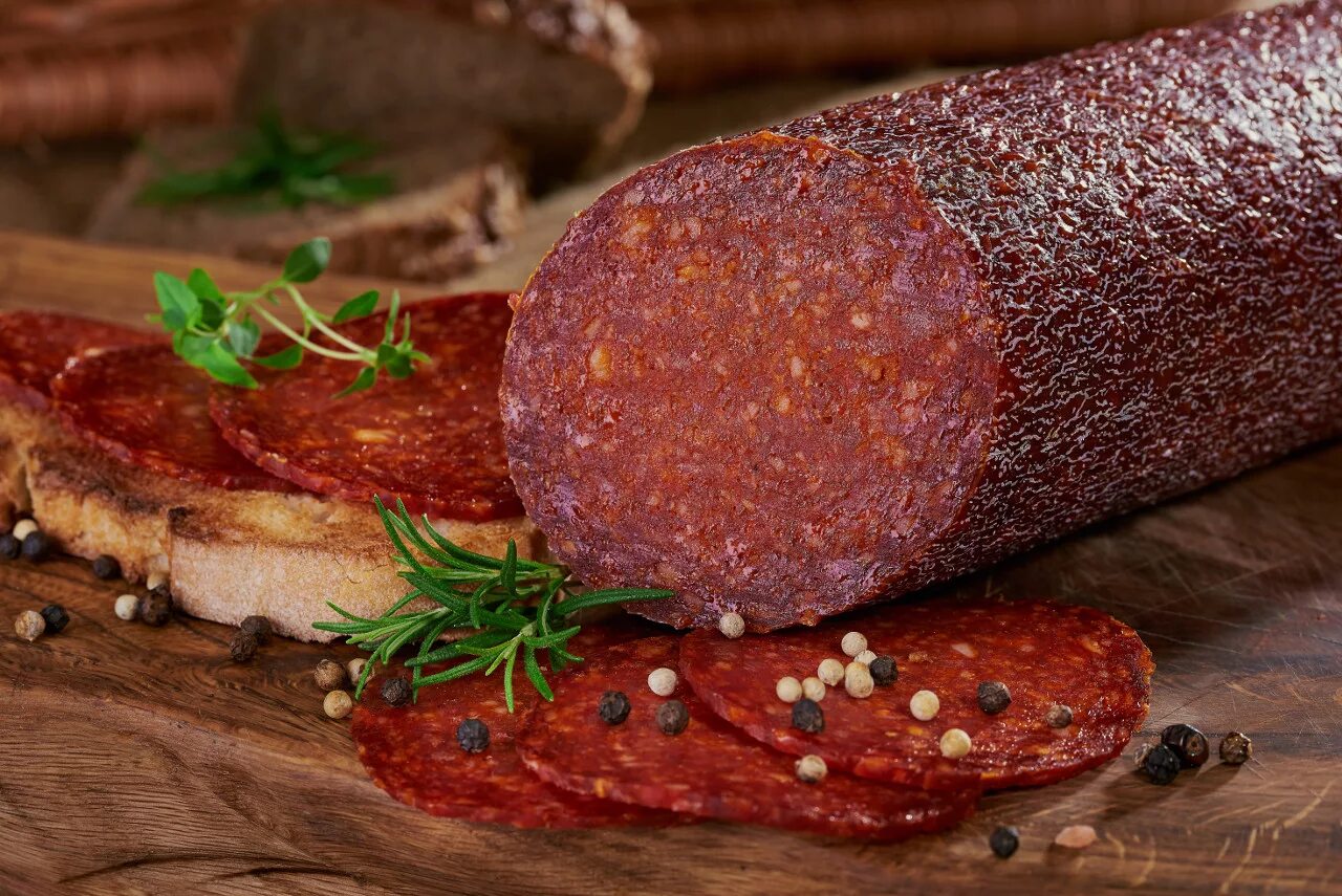 Колбаса брауншвейгская сырокопченая. Сыровяленая колбаса наполи. Колбаса брауншвейгская большемясов. Сервелат финский ишимский. Сырокопченая колбаса салями.