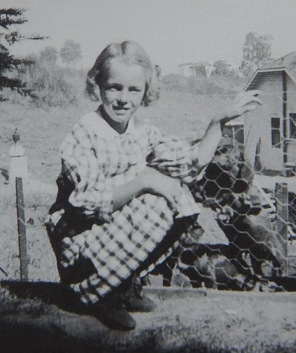 мерлин монрро в детстве. норма джин и мэрилин монро. норма джин мортенсон в детстве. детство мэрилин. мердин монро в детстве.