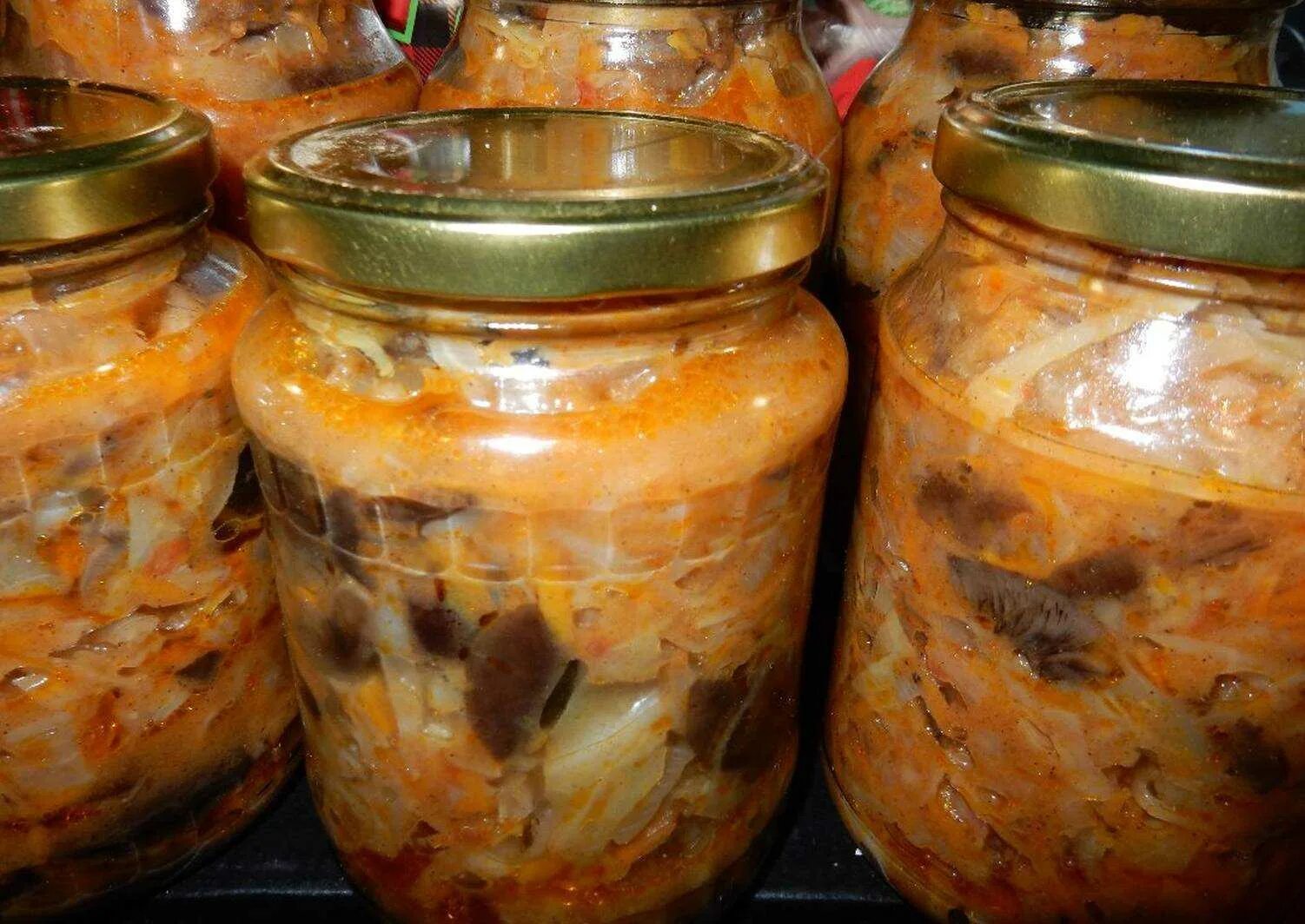 Капуста с грибами в банках