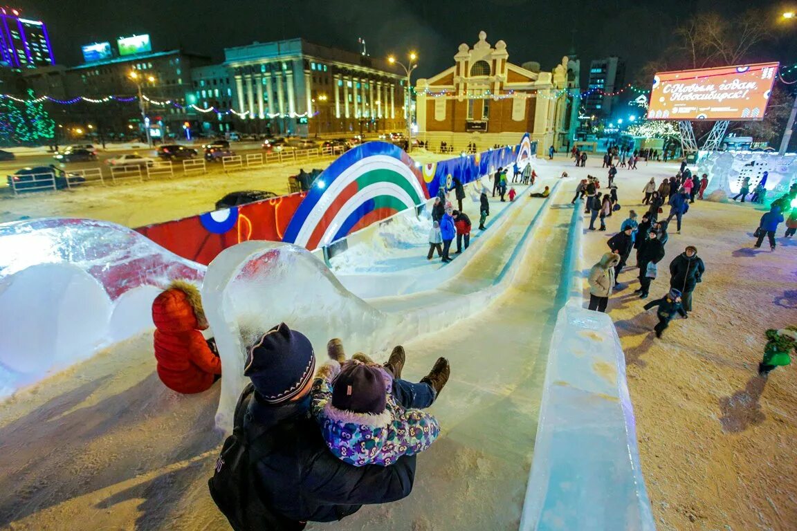 Куда сходить с детьми в новосибирске зимой. Ледяная горка во дворе. Новосибирск 2018 год. Горки во дворе из снега. Зима Новосибирск 2018.