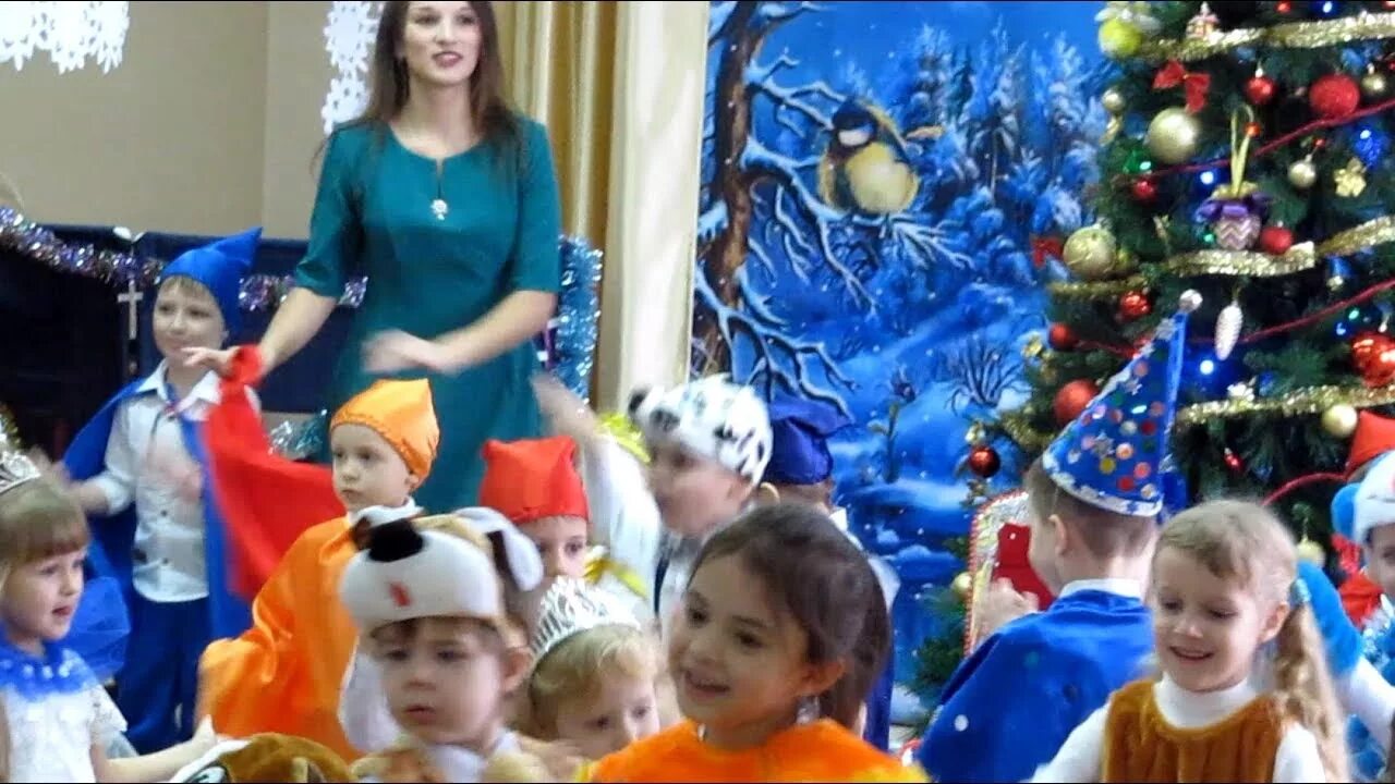 Игра мы повесим шарики шарики фонарики. Танец с шарами в детском саду на новый год. детский сад 45 ласточка каменоломни. садик ласточка каменоломни. шарики на новогодний утренник в детский сад.
