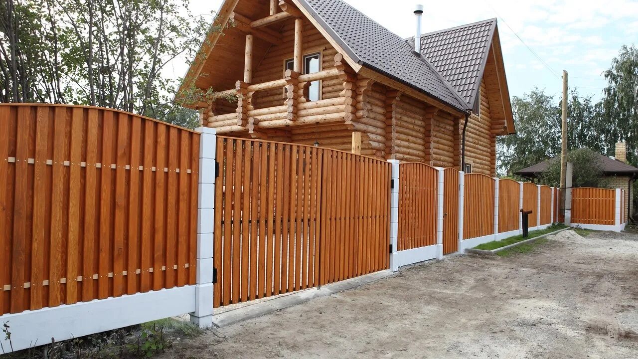 Какой забор на дачу. Штакетник австрийская плетенка. забор из штакетника деревянного. красивый забор из штакетника. забор штакетник деревянный.